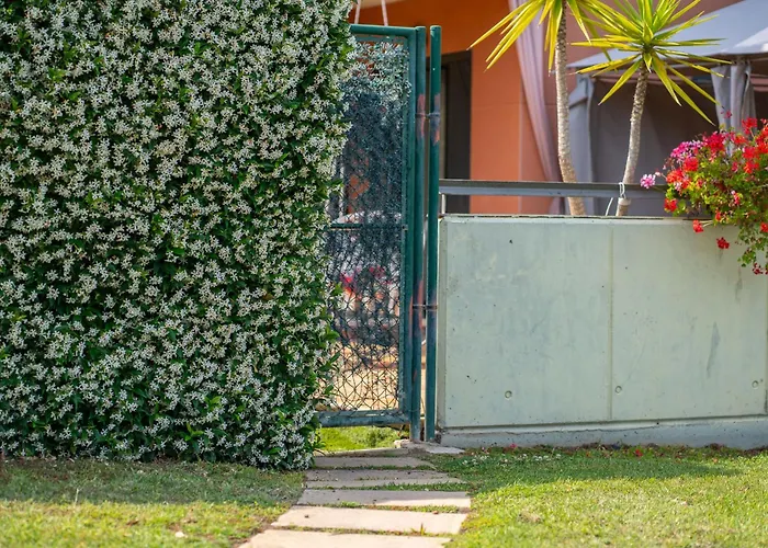 Charming Garden En Jardins De Sa Boadella *